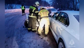 Школьный автобус и два легковых автомобиля столкнулись в Барнауле