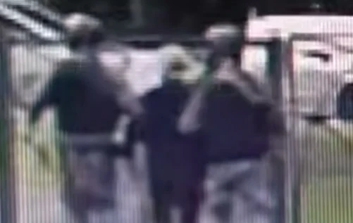 Пьяный мужчина без обуви пробрался на территорию детского сада в Дубне Пьяный мужчина без обуви пробрался на территорию детского сада в Дубне