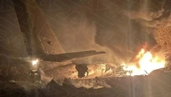 Появились кадры падения горящего военного самолета в Амурской области