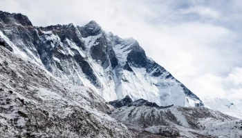 Посольство РФ в Пекине не получало обращений о туристах, застрявших на Эвересте