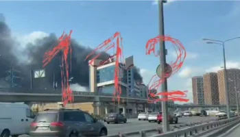 Складируемые отделочные материалы загорелись на востоке Москвы