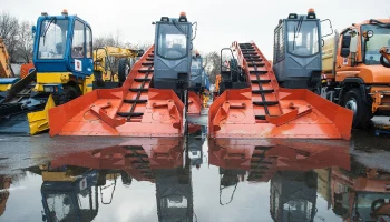 Илососы и грейдеры: какая коммунальная техника работает в столице круглый год