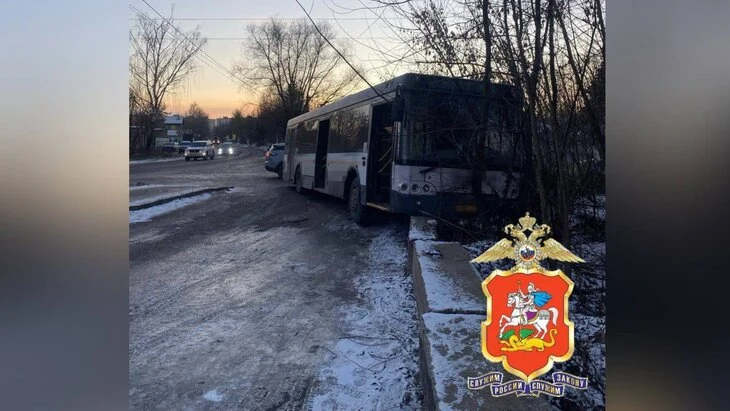 Автобус с 17 пассажирами наехал на ограждение в Подмосковье Автобус с 17 пассажирами наехал на ограждение в Подмосковье