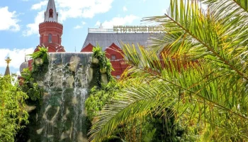 Водопад и лес стали одними из самых популярных площадок фестиваля "Сады и цветы"