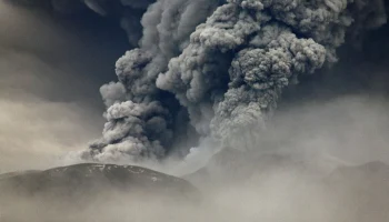 Вулкан Шивелуч на Камчатке вновь выбросил столб пепла на высоту 6 км