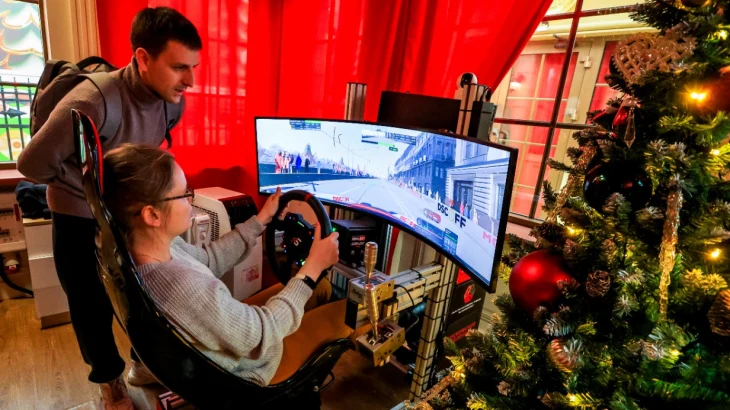 Киберспорт в Москве: на площадке «Московских сезонов» прошел суперфинал заездов по симрейсингу Киберспорт в Москве: на площадке «Московских сезонов» прошел суперфинал заездов по симрейсингу