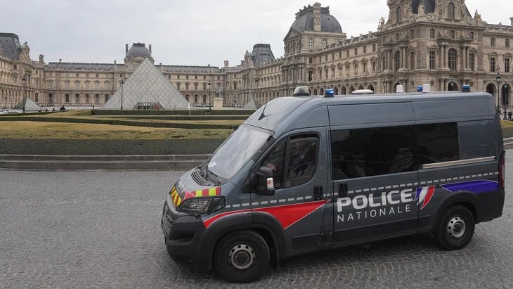 Во Франции ущерб от ограбления Лувра оценили в 88 млн евро Во Франции ущерб от ограбления Лувра оценили в 88 млн евро