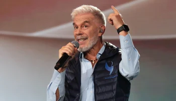 Олега Газманова эвакуировали во время фотосессии в Москве из-за пожара