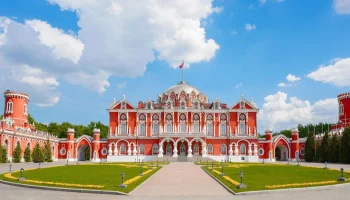 Как сотрудники Петровского путевого дворца сохраняют его историю в наши дни