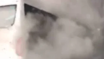 Микроавтобус вспыхнул под мостом на востоке Москвы