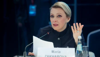 Захарова посоветовала родителям оформлять загранпаспорта детям заранее