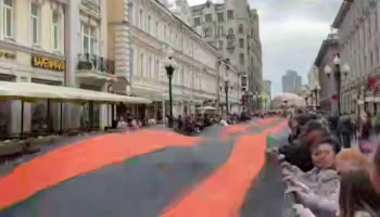 81-метровую георгиевскую ленту развернули на Старом Арбате в Москве