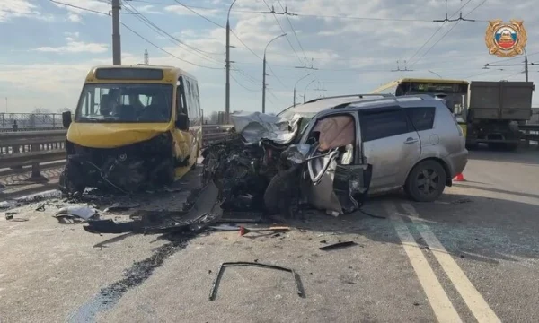 В Ярославле 11 человек пострадали при ДТП с автомобилем и микроавтобусом