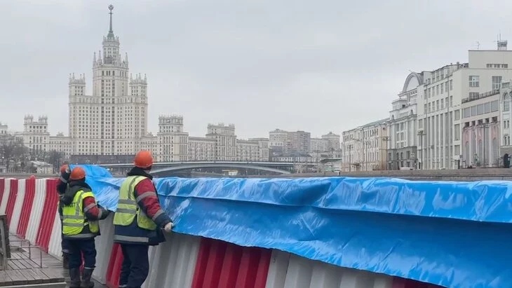 Барьеры против паводка установили на двух столичных набережных Барьеры против паводка установили на двух столичных набережных