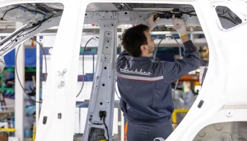 Три российских автозавода возобновили производство