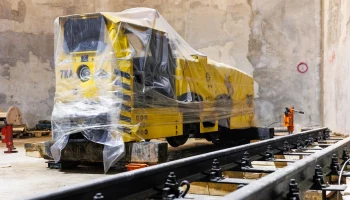 Макет шахтного электровоза установили в Музее транспорта Москвы