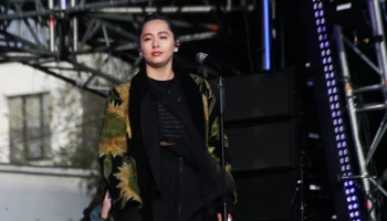 СК РФ проверит певицу Manizha после ее слов о теракте в "Крокусе" &ndash; Mash