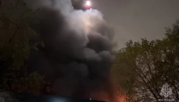 Вертолет присоединился к тушению пожара в здании на востоке Москвы