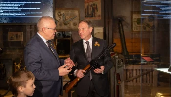 Губернатор Кировской области передал в дар Музею Победы реликвии военных лет