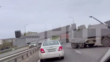 Shot: Надземный пешеходный переход рухнул на трассу в Татарстане