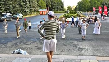 Тысячи человек присоединились к празднованию Дня ВМФ в парке у Музея Победы