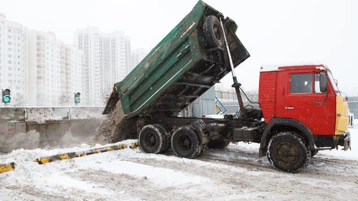 Городские службы продолжают убирать и ворошить снег в Москве Городские службы продолжают убирать и ворошить снег в Москве