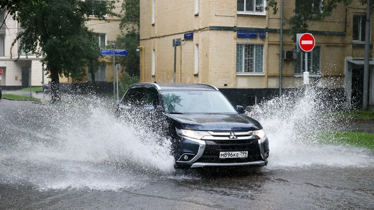 Водителей призвали быть внимательными на дорогах из-за непогоды в Москве Водителей призвали быть внимательными на дорогах из-за непогоды в Москве