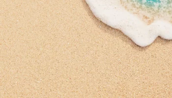 Запретили трогать и приближаться: что за таинственные шары нашли на пляже в Австралии