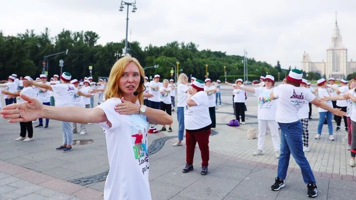 Фигуристка Тотьмянина провела "Зарядку долголетия" на Воробьевых горах Фигуристка Тотьмянина провела "Зарядку долголетия" на Воробьевых горах