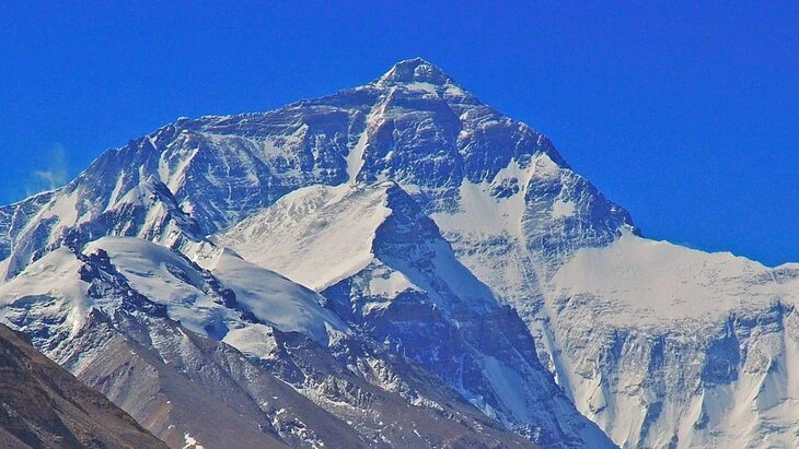 Почти 600 застрявших на Эвересте туристов спустились с горы