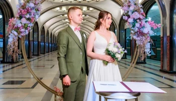 Первые в этом году летние свадебные церемонии прошли на станции &laquo;Маяковская&raquo;