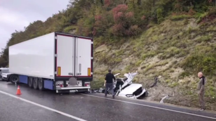 Двое детей и двое взрослых погибли в столкновении машины с фурой под Краснодаром