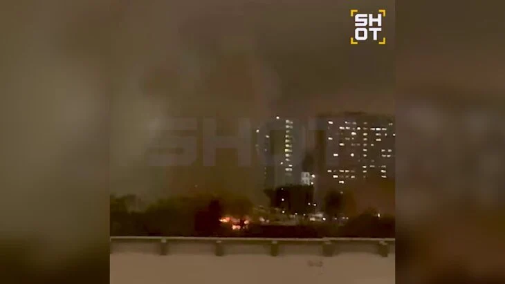 Пожарные тушат возгорание в неэксплуатируемом здании на севере Москвы