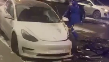 Авария с участием автомобиля Tesla произошла на северо-востоке Москвы Авария с участием автомобиля Tesla произошла на северо-востоке Москвы