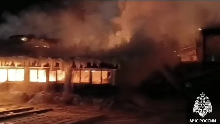 Цех лесопромышленного комплекса загорелся на 2 тыс "квадратов" в Иркутской области