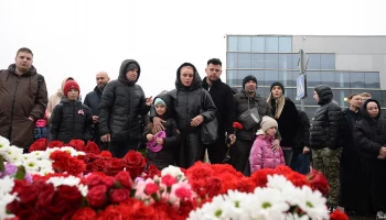 Минутой молчания почтили память жертв теракта возле здания &laquo;Крокус Сити Холл&raquo;