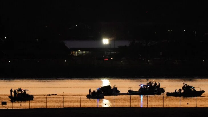 Трамп заявил об отсутствии выживших в авиакатастрофе в Вашингтоне Трамп заявил об отсутствии выживших в авиакатастрофе в Вашингтоне