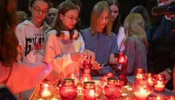 Сотни свечей зажгли в Музее Победы в память о погибших в теракте