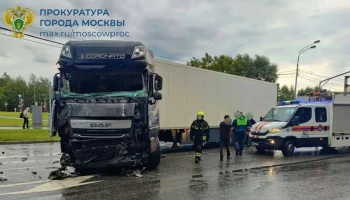 Грузовик столкнулся с автобусом на Дмитровском шоссе в Москве, есть погибший