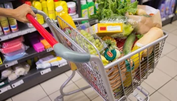 Россияне впервые за 16 лет стали тратить почти половину дохода на еду