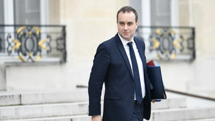 Премьер-министр Франции Лекорню подал прошение об отставке Премьер-министр Франции Лекорню подал прошение об отставке