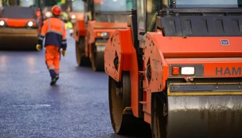 Более 1,2 млн "квадратов" асфальта заменят на МКАД
