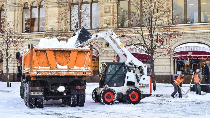 В Москве организованы работы по вывозу сформированных снежных валов В Москве организованы работы по вывозу сформированных снежных валов