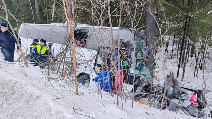СК предъявил обвинения водителю и владельцу автобуса, попавшего в ДТП на Урале