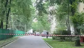 ТАСС: силовики в Москве проверяют припаркованную машину из-за предмета под ней