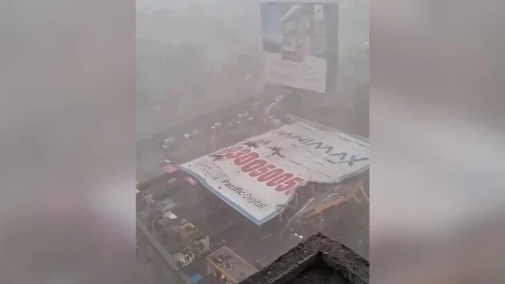 NDTV: 35 человек пострадали после падения щита в Мумбаи NDTV: 35 человек пострадали после падения щита в Мумбаи