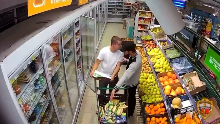 Группа мужчин украла товары на 120 тыс руб из супермаркета на юге Москвы Группа мужчин украла товары на 120 тыс руб из супермаркета на юге Москвы