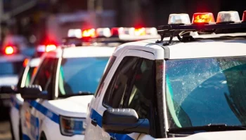 Пять человек погибли после столкновения школьного автобуса и фуры в США