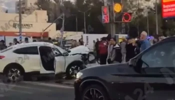 Автомобиль Mercedes сбил пешеходов в Зюзине после столкновения с Haval
