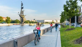 Комплексный ремонт Пречистенской набережной проводят в центре Москвы